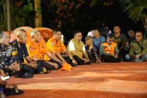 Gubernur Banten Andra Soni duduk bersila bersama jajaran TNI AL, Basarnas, dan warga melakukan doa bersama di Dermaga Carita.