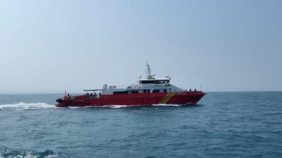 Kapal negara KN SAR milik Basarnas berlayar melakukan operasi kemanusiaan ekstrem di perairan Selat Sunda