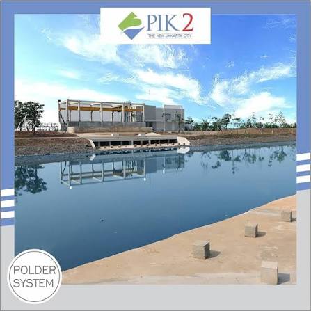 Foto bangunan rumah pompa air dan kolam retensi sistem polder modern bebas banjir dengan logo resmi PIK 2