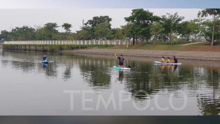 stand up paddleboard) di aliran Sungai Tahang kawasan Greenbelt PIK 2 Tangerang.