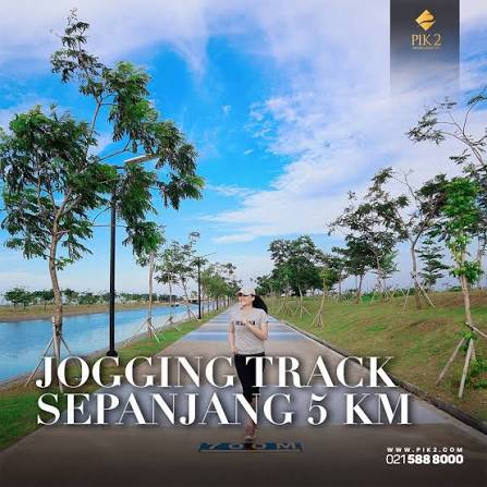 Foto seorang wanita sedang berlari di fasilitas jogging track sepanjang 5 kilometer sabuk hijau pada berita PIK 2 hari ini
